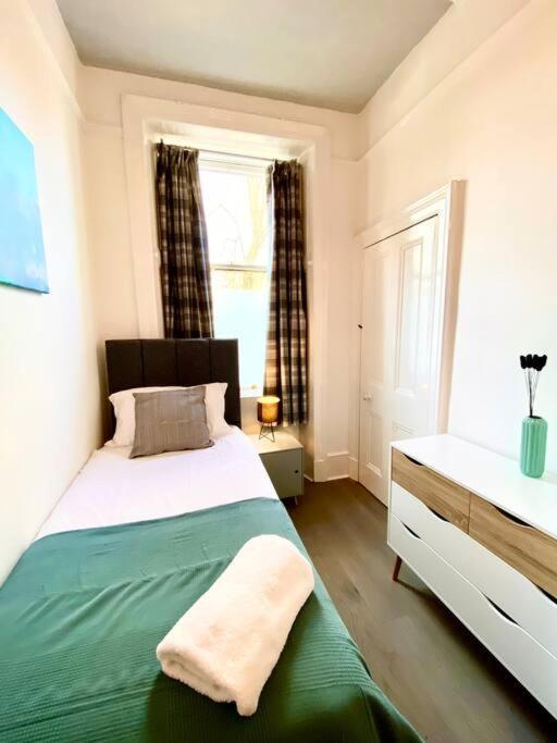Anchored Homely Apartment In Historic Centre Пейзли Екстериор снимка