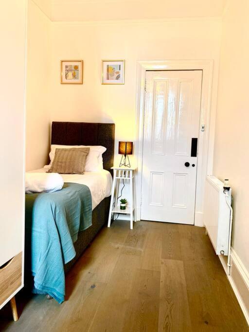 Anchored Homely Apartment In Historic Centre Пейзли Екстериор снимка