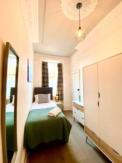 Anchored Homely Apartment In Historic Centre Пейзли Екстериор снимка