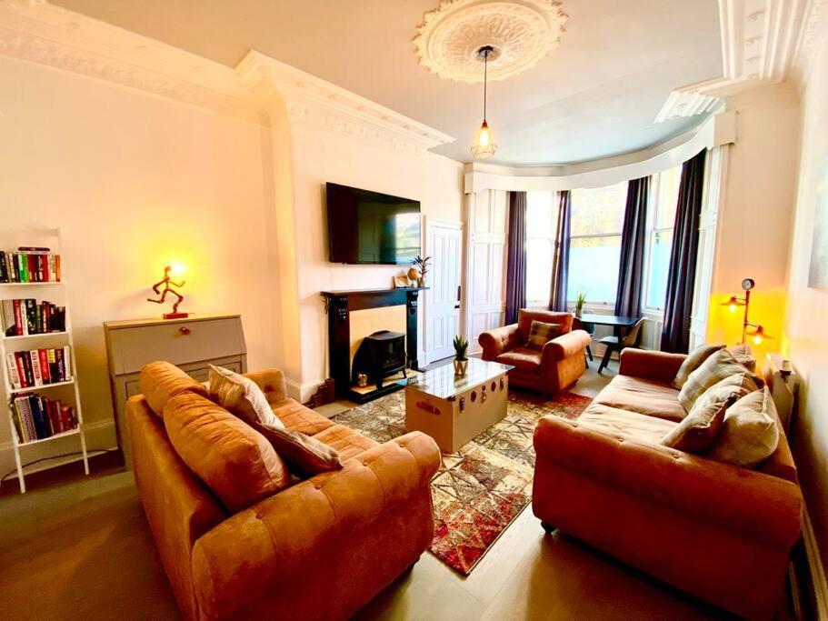 Anchored Homely Apartment In Historic Centre Пейзли Екстериор снимка