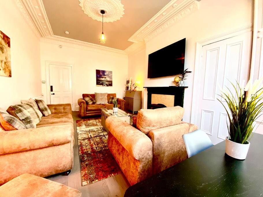 Anchored Homely Apartment In Historic Centre Пейзли Екстериор снимка