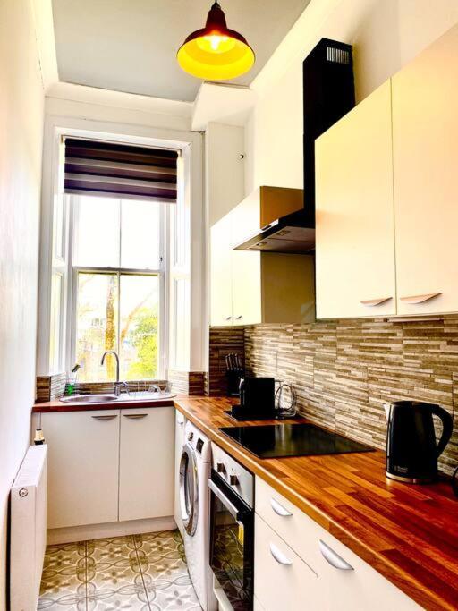 Anchored Homely Apartment In Historic Centre Пейзли Екстериор снимка