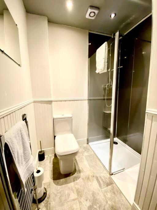 Anchored Homely Apartment In Historic Centre Пейзли Екстериор снимка
